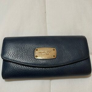 Michael kors navy wallet